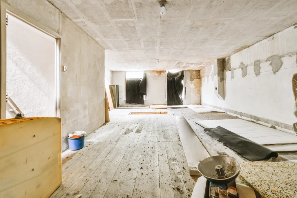 Baustelle mit Handwerkern bei Umbauarbeiten im Wohnbereich